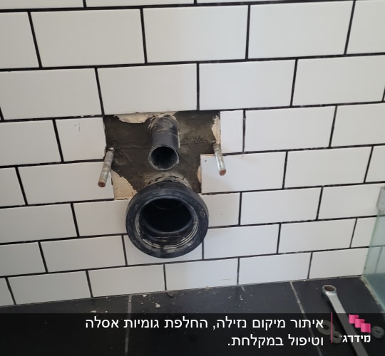 צינור וכלי עבודה על קיר אריחים